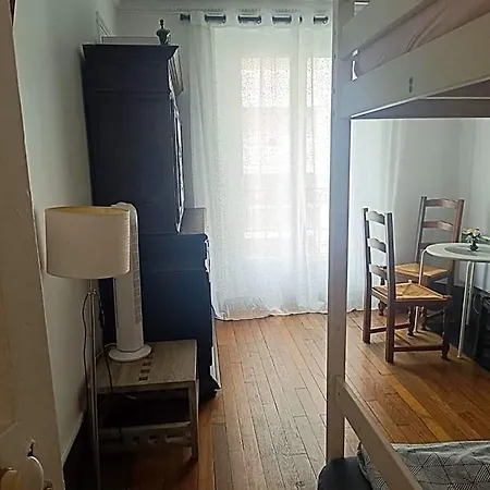 Hostal Privees Dans Un De 2 Pieces A 13e